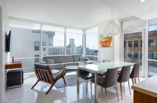 a living room with a table and chairs and a couch at Level Downtown LA South Olive in Los Angeles