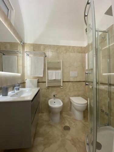uma casa de banho com um WC, um lavatório e um chuveiro em ROMA PARADISO GUEST HOUSE em Roma