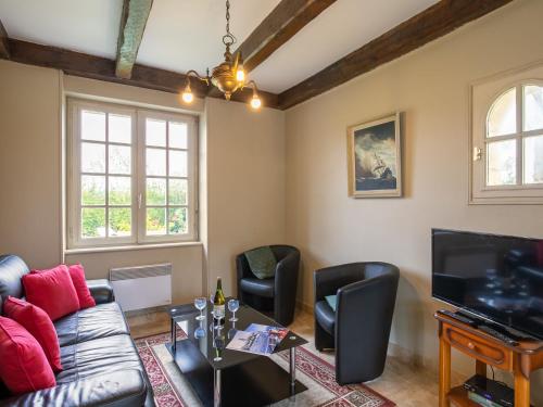 un salon avec un canapé et une télévision dans l'établissement Holiday Home An Theven by Interhome, à Cléder