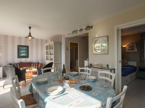 une salle à manger avec une table et un salon dans l'établissement Holiday Home Sterenn Vor by Interhome, à Kerlouan