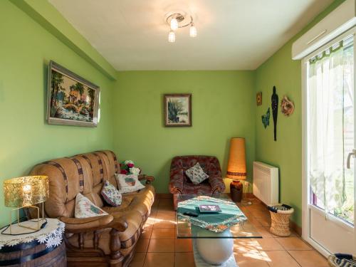 sala de estar con sofá y mesa en Holiday Home Tal ar Mor - LPU100 by Interhome en Le Pouldu