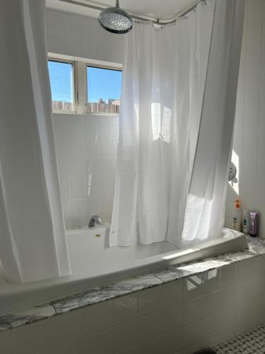 Modern loft style 2bed 2bath minutes to Times Squareにあるバスルーム