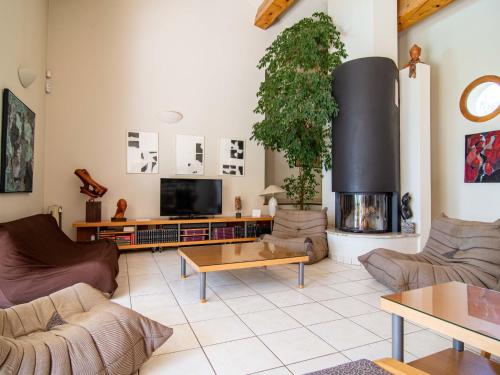 uma sala de estar com sofás e uma lareira em Villa La Colline - GAR250 by Interhome em Garéoult