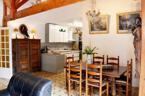 een keuken en eetkamer met een tafel en stoelen bij Ravissante Villa en bord de plage aux Grenettes in Sainte-Marie-de-Ré