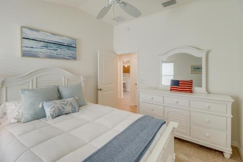 um quarto branco com uma cama grande e uma cómoda em Home in The Villages with Pool, Tennis Court Access! em Leesburg