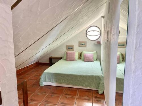 1 dormitorio con 1 cama en el ático en Casa La Florida en Calera