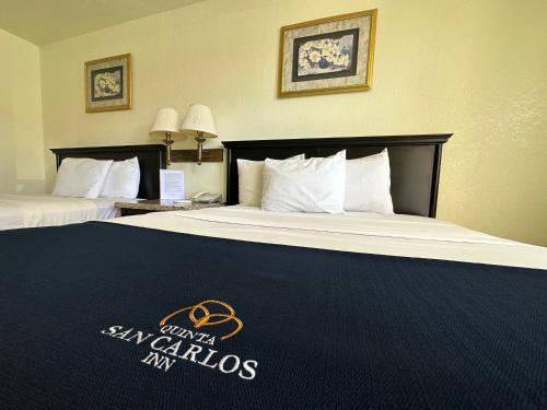 Vuode tai vuoteita majoituspaikassa Hotel Quinta San Carlos Inn