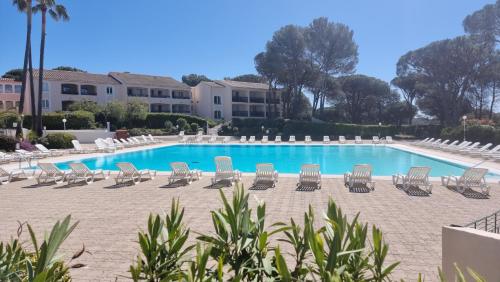 Bazén v ubytovaní Chez K&D Studio Mer avec piscine St Raphaël alebo v jeho blízkosti