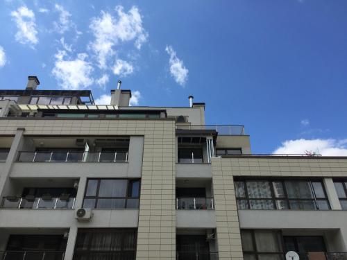 un immeuble d'appartements avec un ciel bleu en arrière-plan dans l'établissement Apartments Las Tres Palmas, à Sofia