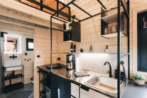 a kitchen in a tiny house with a sink at Idyllisches Tiny House mit Sauna in Löbau