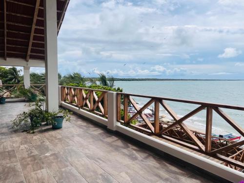 uma vista para o oceano a partir da varanda de um resort em Merakai Hostel Rincon del Mar em Rincón