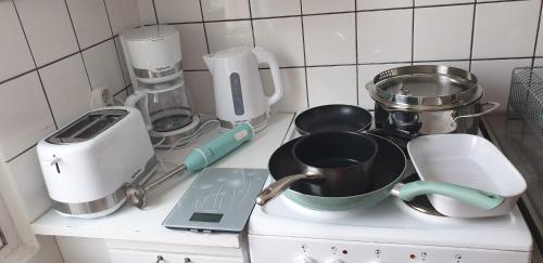 een aanrecht met diverse keukenapparatuur erop bij City apartment Pieksämaki in Pieksamaki