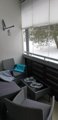 um quarto com cadeiras, uma mesa e uma janela em City apartment Pieksämaki em Pieksamaki