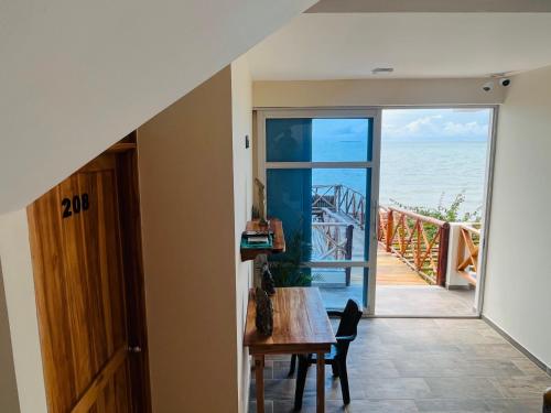 RincónにあるMerakai Hostel Rincon del Marのダイニングルーム(テーブル付)が備わり、海の景色を望めます。