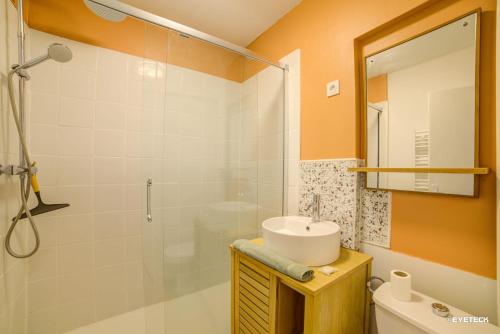 La salle de bains est pourvue d'un lavabo et d'une douche. dans l'établissement Bel aparté, design, proche domaine universitaire Turly, à Bourges