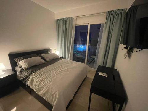 una camera con letto e finestra con vista di Hard Rock at Cana Rock 3 by Unwind Properties a Punta Cana