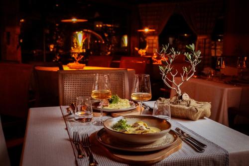 a table with a bowl of food and glasses of wine at Hotel Valle Dincanto in Gramado