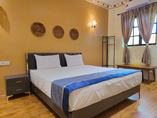 a bedroom with a large bed in a room at 乔治市世纪酒店 The Century Boutique Hotel George Town in George Town
