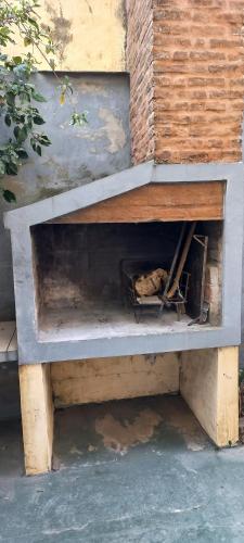 a bench sitting on the side of a building at DEPARTAMENTO 2 ambientes in Colón