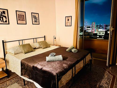 ein Schlafzimmer mit einem Bett und einem großen Fenster in der Unterkunft Attico lussuoso Roma centro in Rom
