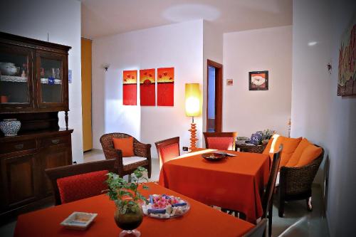 uma sala de jantar com duas mesas e cadeiras e uma mesa sidx sidx sidx em B&B L'Orizzonte em Castro di Lecce