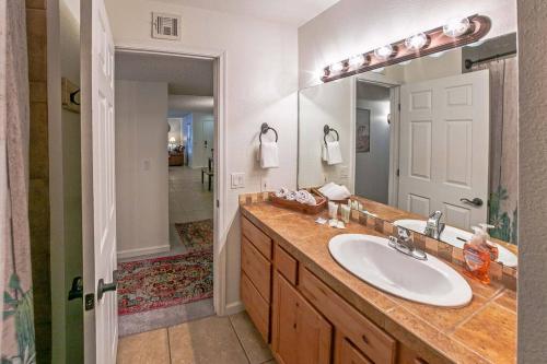 La salle de bains est pourvue d'un lavabo et d'un grand miroir. dans l'établissement Casa Tierra Catalinas 69 - Catalina Mountains views, à Tucson