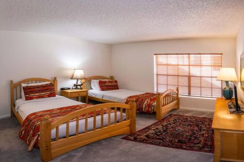 - une chambre avec 2 lits et une fenêtre dans l'établissement Casa Tierra Catalinas 69 - Catalina Mountains views, à Tucson