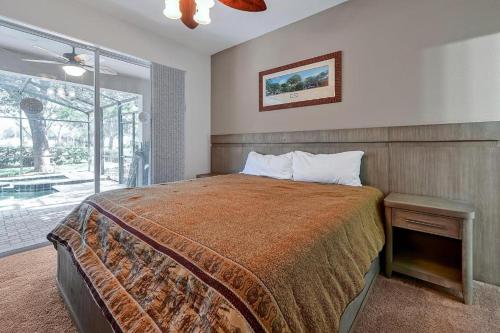 - une chambre avec un grand lit et une fenêtre dans l'établissement Windsor Hills 4BR's Mickeys Ranch Near Disney, à Orlando