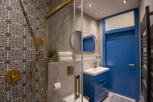 baño con puerta azul y lavamanos en City Lights Mostowa 6, en Cracovia
