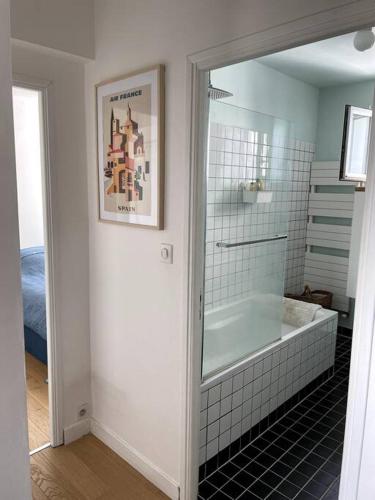 une salle de bain avec baignoire dans une chambre dans l'établissement La garonnette, vue toulousaine, à Toulouse