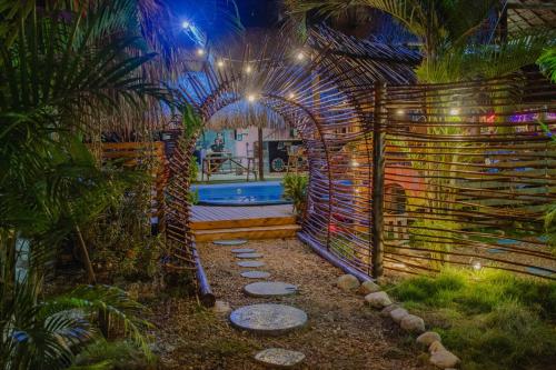 Κήπος έξω από το El Zoo Hostel, Bar & Pool