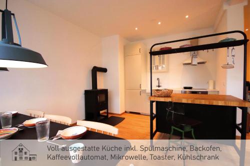 cocina y sala de estar con litera en Ferienwohnung ideal für Familien mit Kindern en Dießen am Ammersee