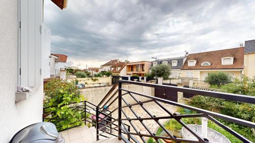 Apartamento con balcón con vistas a la ciudad en BLUE ROOM Chez Steve, en Chennevières-sur-Marne