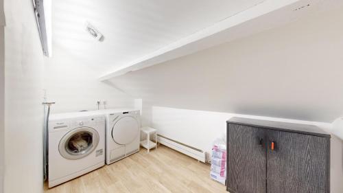lavadero con lavadora y secadora en BLUE ROOM Chez Steve, en Chennevières-sur-Marne