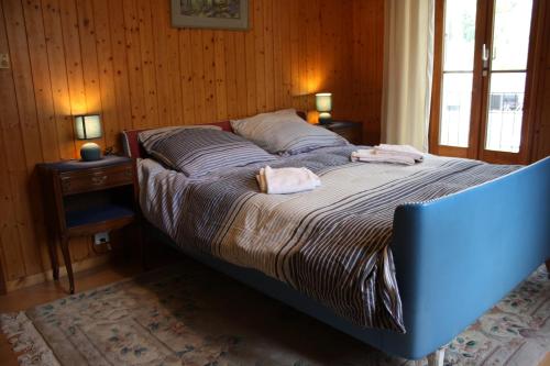 - un lit dans une chambre avec 2 serviettes dans l'établissement La Petite Auberge, à Versegeres 