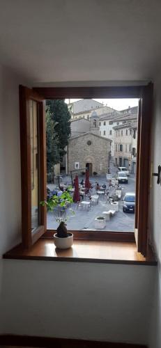 una ventana con una maceta mirando hacia una calle en Casina Membrino, en Gambassi Terme