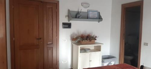 una habitación con una puerta y un pequeño armario blanco en Casina Membrino, en Gambassi Terme