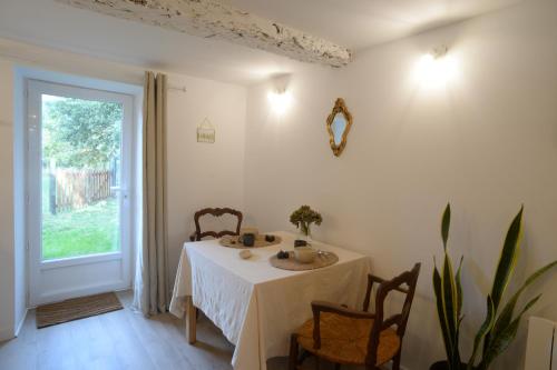 une salle à manger avec une table et une fenêtre dans l'établissement Studio rénové calme avec extérieur proche Rennes, à Orgères