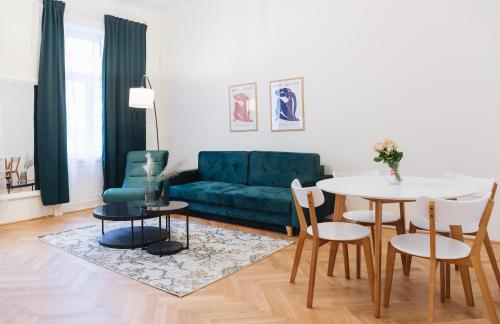 sala de estar con sofá verde y mesa en Brand Cozy Apartment, en Viena