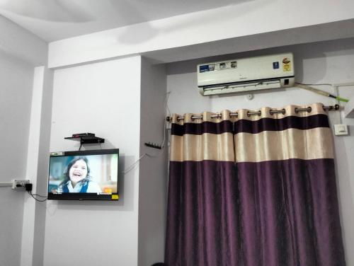 A television and/or entertainment centre at Darbar Homestay