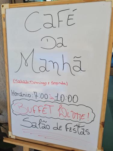 ein weißes Brett mit Schrift darauf in der Unterkunft BEACH CLASS ECO LIFE Flat 2 dorm em condomínio à beira-mar Enxoval incluso B203 in Porto De Galinhas