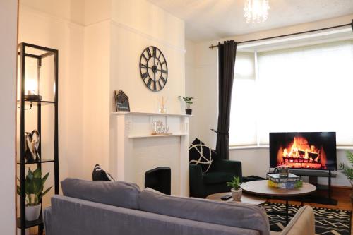 Large House For Relocating Families Contractors By Empire Property Lettings & Management Short Lets & Serviced Accommodation Windsor With High Speed Wifi & Smart TV With Netflix