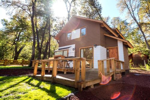 una casa pequeña con porche y terraza en TERMAS DE CHILLAN Las Trancas en Chillán