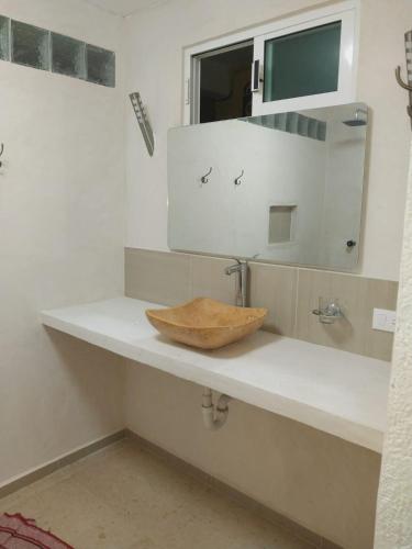 a bathroom with a sink and a mirror at Hermosa casa cuatro recámaras independientes CA in Mérida