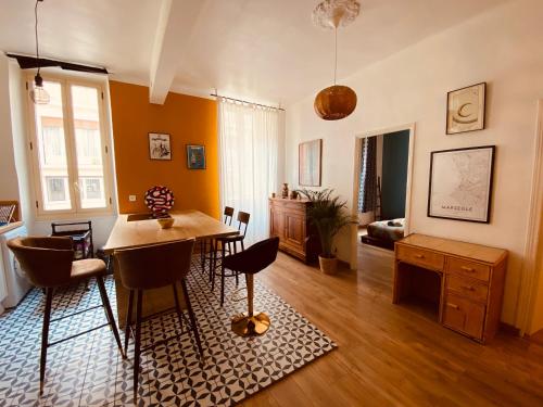 un salon avec une table et des chaises dans l'établissement Charmant T3 Palais Longchamp, à Marseille