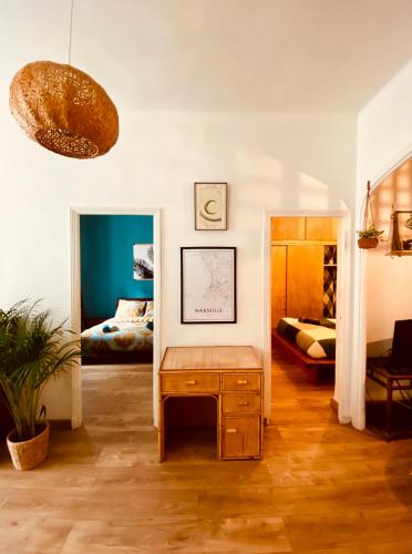 une chambre avec un bureau et une chambre avec un lit dans l'établissement Charmant T3 Palais Longchamp, à Marseille
