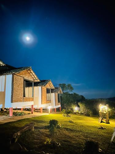 a house in the middle of a yard at night at Nosso Chalet in Lavras Novas