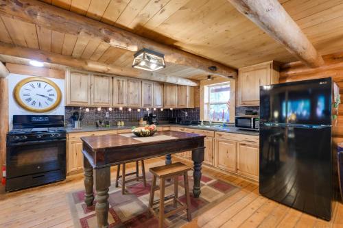 Imagen de la galería de Philipsburg Log Cabin - Direct Ski Lift Access!, en Georgetown