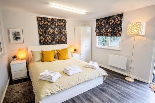 a bedroom with a bed with towels on it at Little Garden View in St. Albans