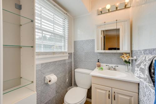 y baño con aseo y lavamanos. en Pet-Friendly Fort Washington Home Near DC!, en Fort Washington